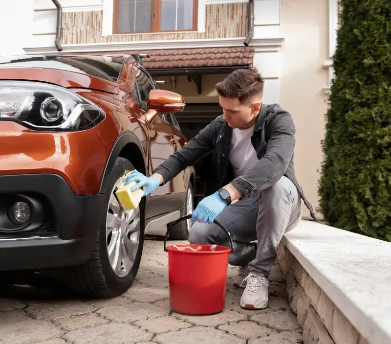 Lavage auto à domicile La Gripperie-Saint-Symphorien : professionnel intervenant sur un véhicule